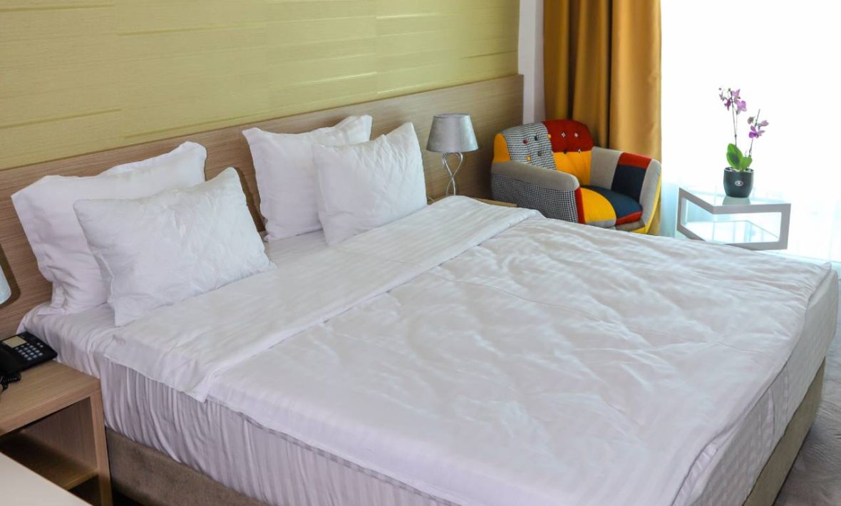 Camera dubla cu pat matrimonial si vedere frontala sau laterala la mare