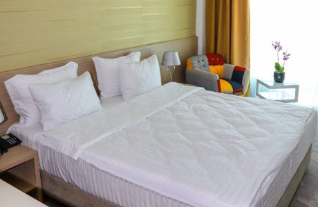 Camera dubla cu pat matrimonial si vedere frontala sau laterala la mare