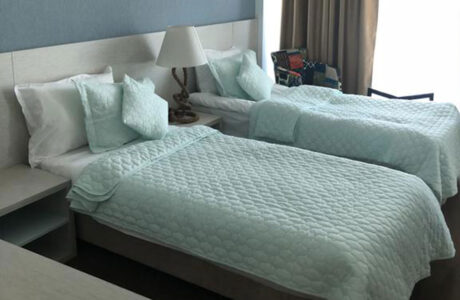 Camera twin cu vedere frontala sau laterala la mare